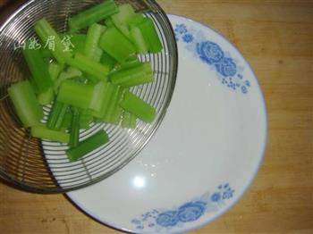 芹菜炒豆干的做法步骤3