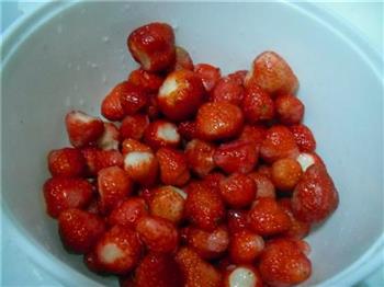 微波版草莓酱的做法图解2