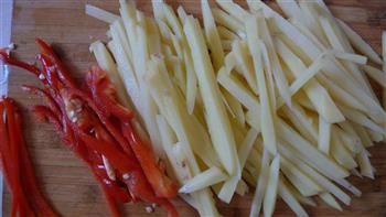菜椒炒土豆的做法步骤2
