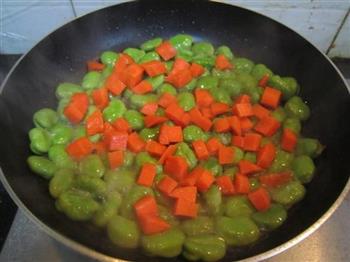 蚕豆炒胡萝卜丁的做法步骤5