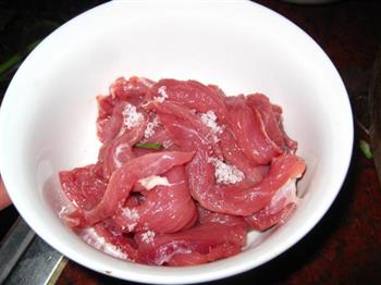 牛肉炒韭苔的做法步骤1