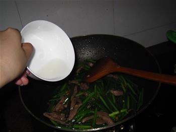 牛肉炒韭苔的做法步骤11
