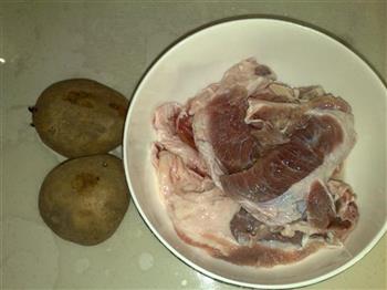 牛肉炖土豆的做法图解1