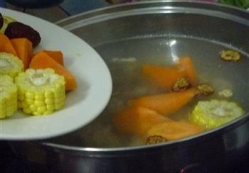 胡萝卜玉米排骨汤的做法图解6