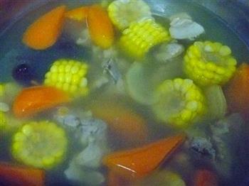 胡萝卜玉米排骨汤的做法图解8