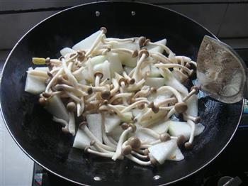 蟹味菇炖冬瓜的做法步骤3