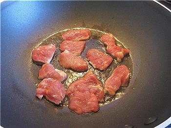 蒜苔黑椒汁煎肉的做法图解1