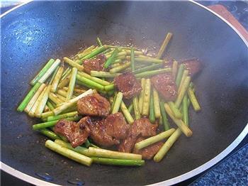 蒜苔黑椒汁煎肉的做法步骤3