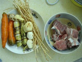 竹蔗茅根胡萝卜汤的做法步骤1