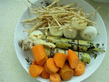 竹蔗茅根胡萝卜汤的做法步骤2