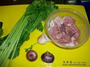 芹菜炒肉的做法步骤1