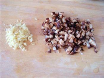 蛋黄香菇肉粽的做法步骤2