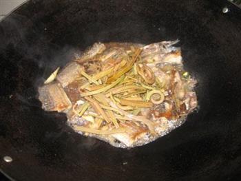 蕨菜烧带鱼的做法图解5