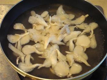 羽衣甘蓝蘑菇汤的做法图解3