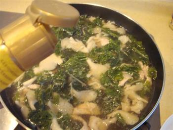 羽衣甘蓝蘑菇汤的做法步骤6