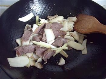 鸡腿菇炒牛肉的做法步骤3