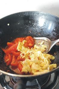 番茄炒蛋盖浇饭的做法图解6