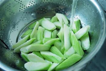 丝瓜炒毛豆籽的做法步骤4