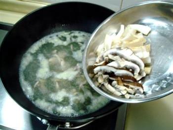 松茸鸡肉浓汤的做法步骤4