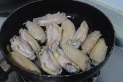 香菇烧鸡翅的做法步骤3
