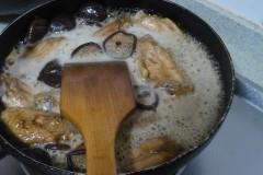 香菇烧鸡翅的做法步骤5