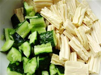 黄瓜拌腐竹的做法步骤3