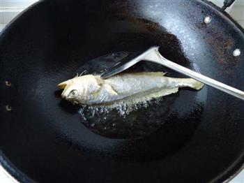 油炸小黄鱼的做法步骤3