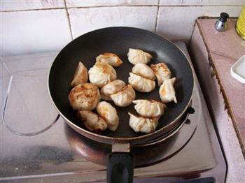 土豆鲜肉煎饺的做法步骤8