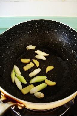 黄瓜炒油条的做法步骤4