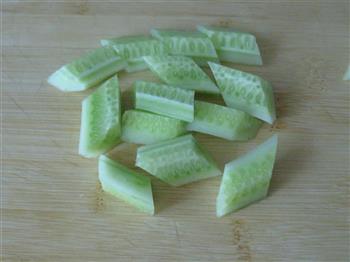 荆芥拌黄瓜的做法步骤3