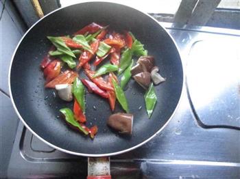 青红椒爆炒牛肉片的做法步骤5