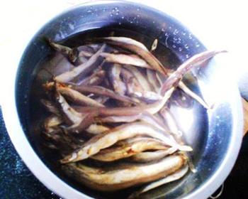 干煎银针鱼的做法步骤3