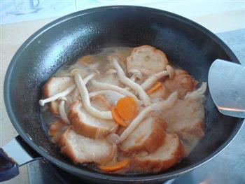 日式油麸煨白玉菇的做法步骤3