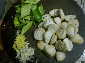 草菇荷兰豆的做法步骤2