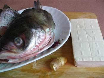 鱼头豆腐汤的做法步骤1