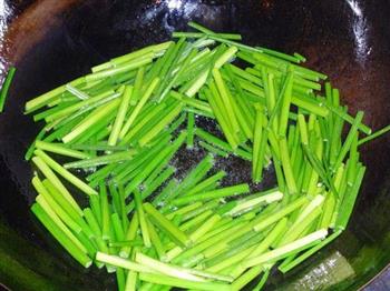 韭菜苔炒目鱼丝的做法图解6