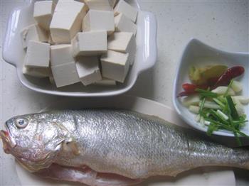 黄鱼炖豆腐的做法步骤2