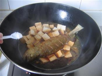 黄鱼炖豆腐的做法步骤7