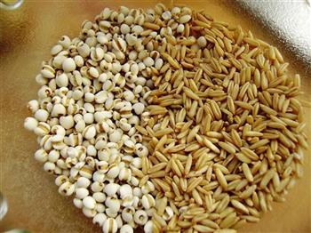 红枣薏米大麦粥的做法图解1