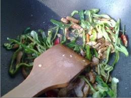 青椒肉丝炒菜杆的做法步骤4