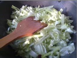 青椒肉丝炒菜杆的做法步骤5