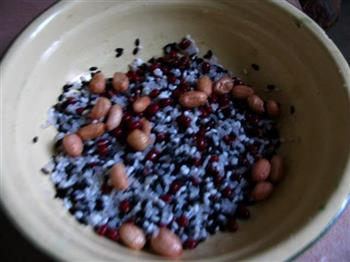 红豆花生黑米粥的做法步骤2