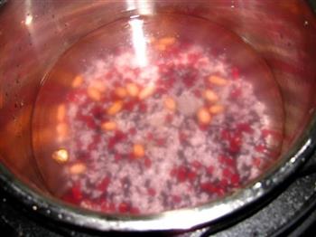 红豆花生黑米粥的做法图解3