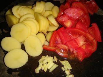 番茄炒土豆的做法步骤2