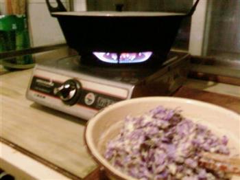 油煎紫藤花饼的做法步骤5