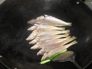 香煎沙钻鱼的做法步骤2