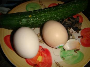 黄瓜木耳炒鸡蛋的做法步骤1