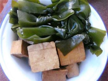 豆腐海带汤的做法图解1