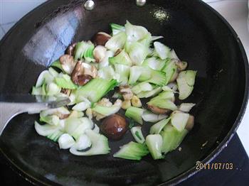 清炒香菇油菜的做法步骤3