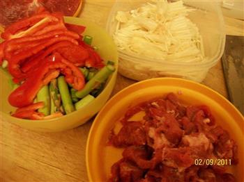 芦笋金针菇炒肉片的做法步骤1